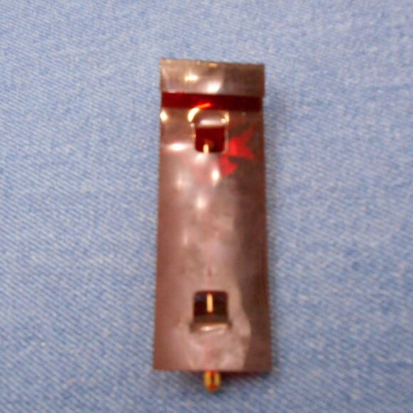 VINTAGE BIRD DOVE IN SHELL ON GOLD TONE STICK LAPEL PIN ON ORIGINAL DISPLAY CARD - Picture 3 of 10